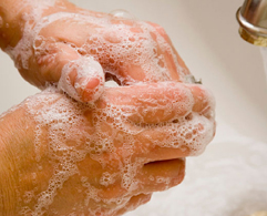 Tvätta händer med mild tvål
