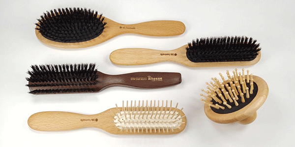 Bra naturliga hårborstar. Både med svinborst och träpiggar.
