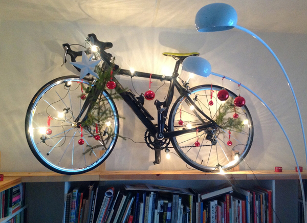 Var hänger man cykeln till jul? På väggen förstås med julpynt i.