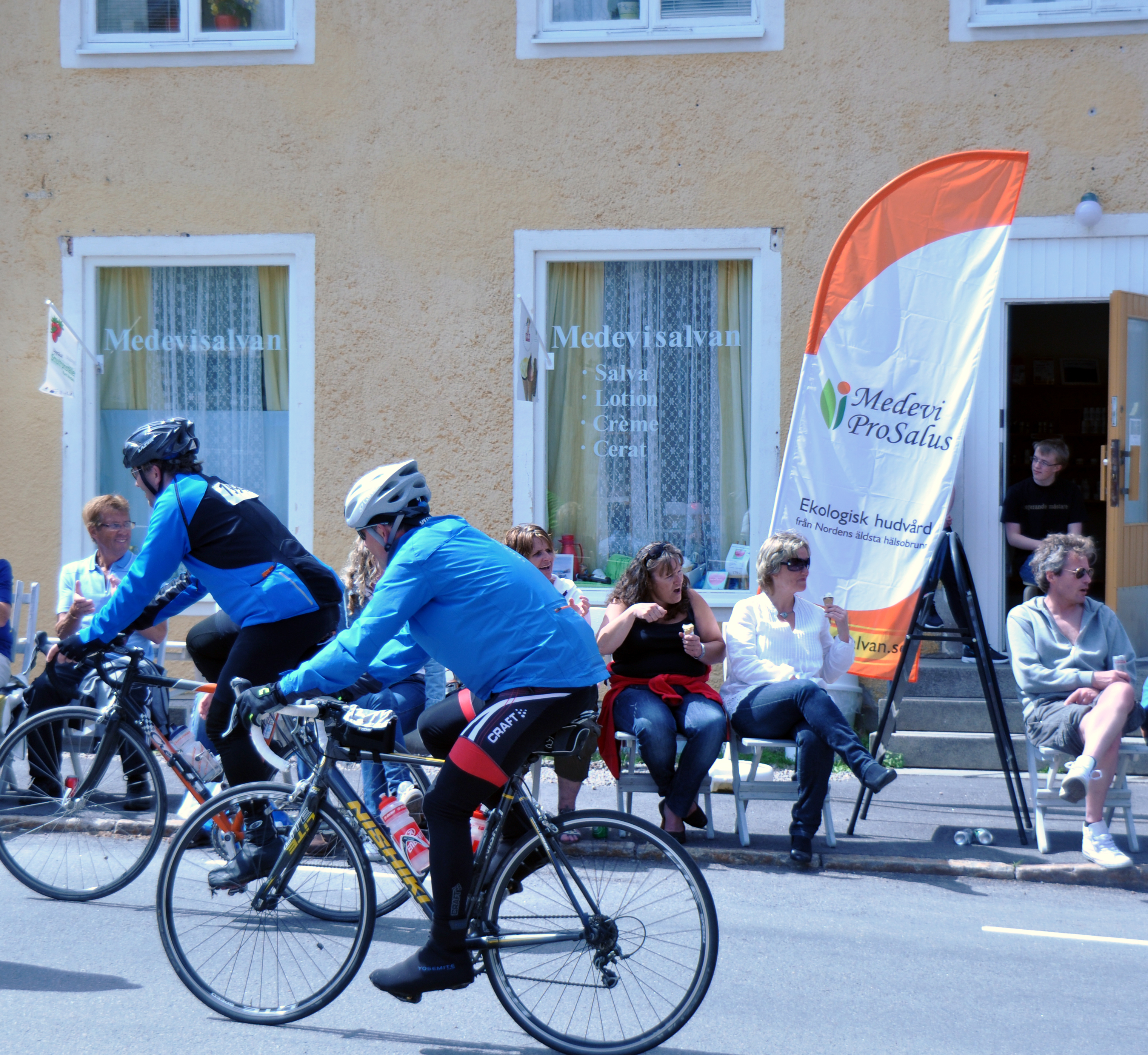 Vätternrundacyklister i Medevibacken