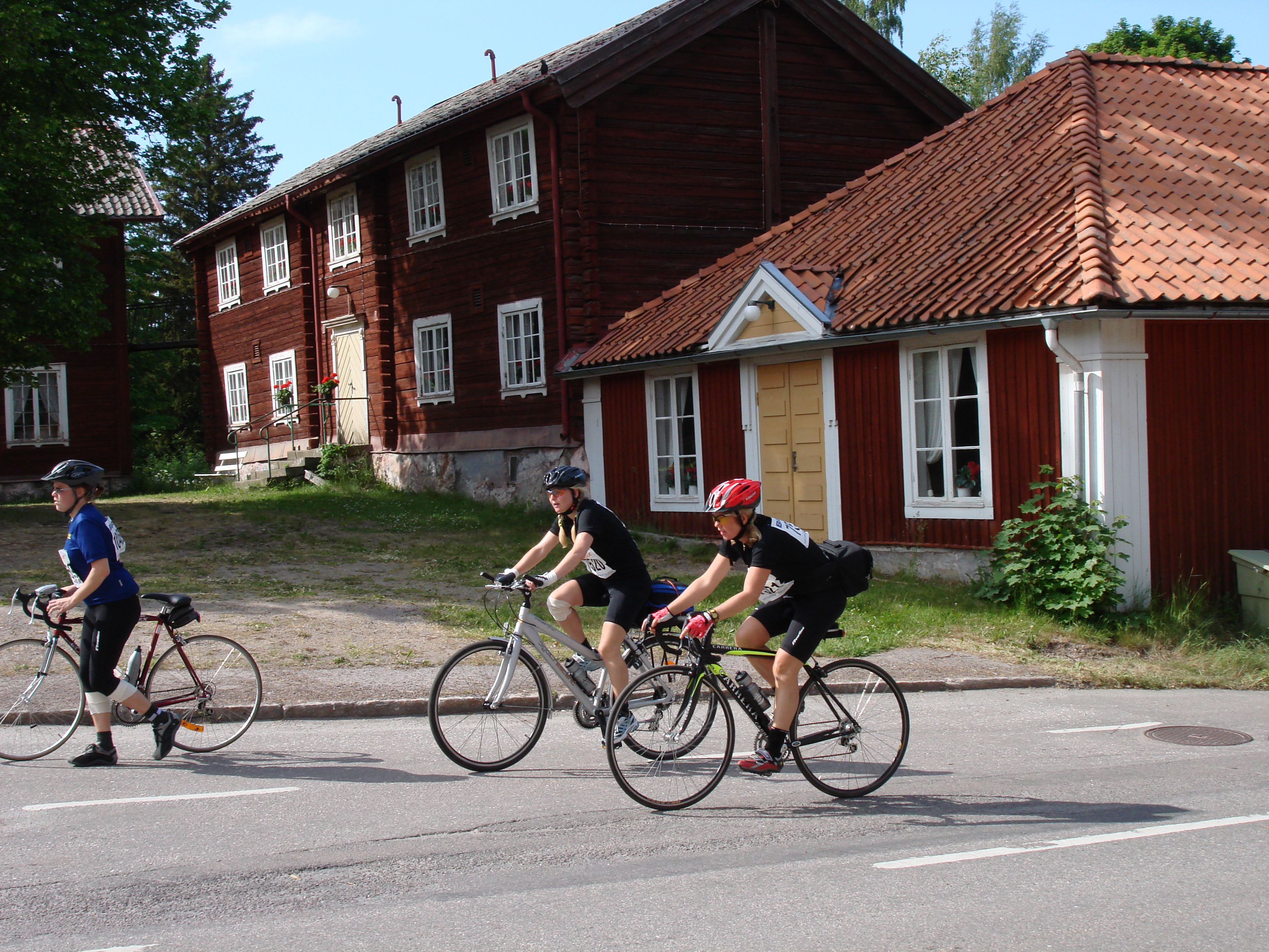 Vätternrundacyklister passerar Medevi Brunn