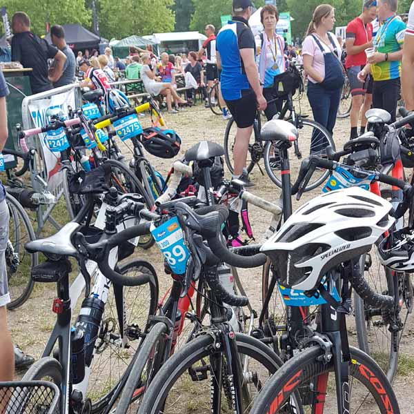 Många cyklar på området även om det finns bevakad förvaring där man kan lämna sin cykel efter målgång.