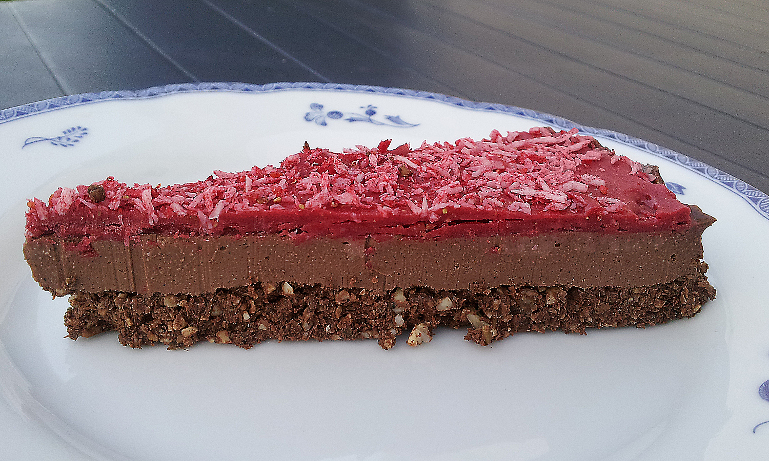 Raw chokladtårtbit med jordgubbstopping