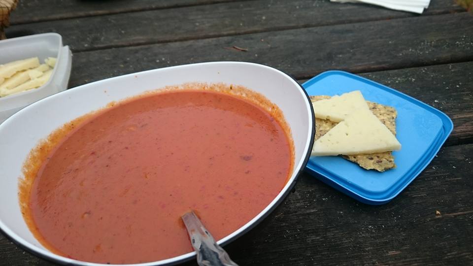 Tomatsoppa med fröknäcke och ost