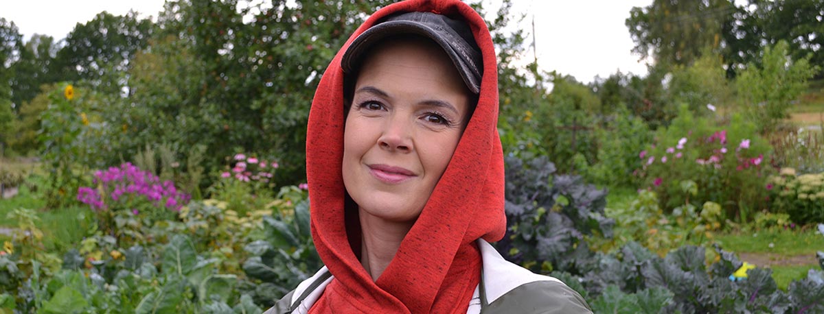 Sara Bäckmo på Skillnadens Trädgård använder Medevi ProSalus ekologisk hudvård för trädgårdshänder
